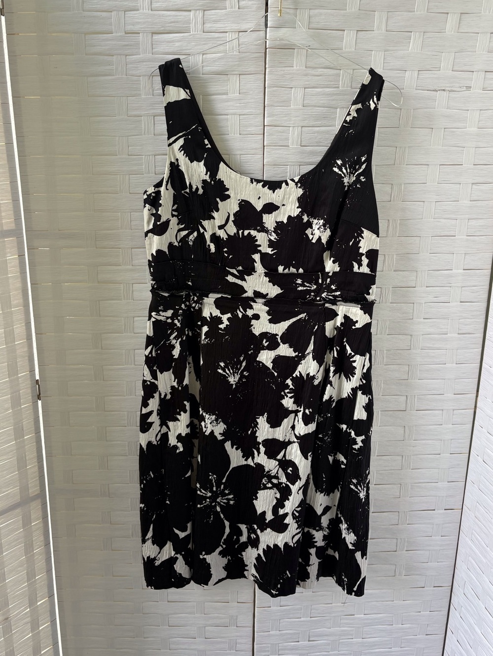 Ann Taylor Size 14 Black White Floral Sleeveless Scoop Neckline Party Cruise